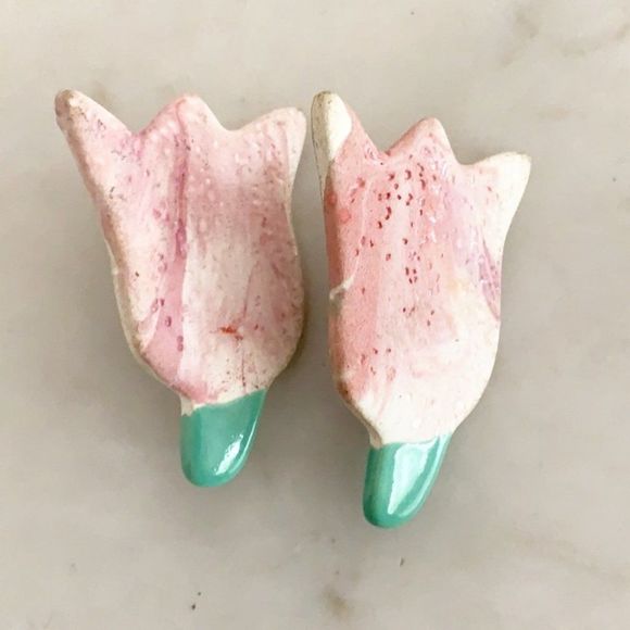 🌈 5/$25 Vintage 1980s hand painted hand made large pink & green tulip earrings - Picture 3 of 3